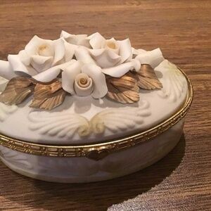 Dainty floral trinket box